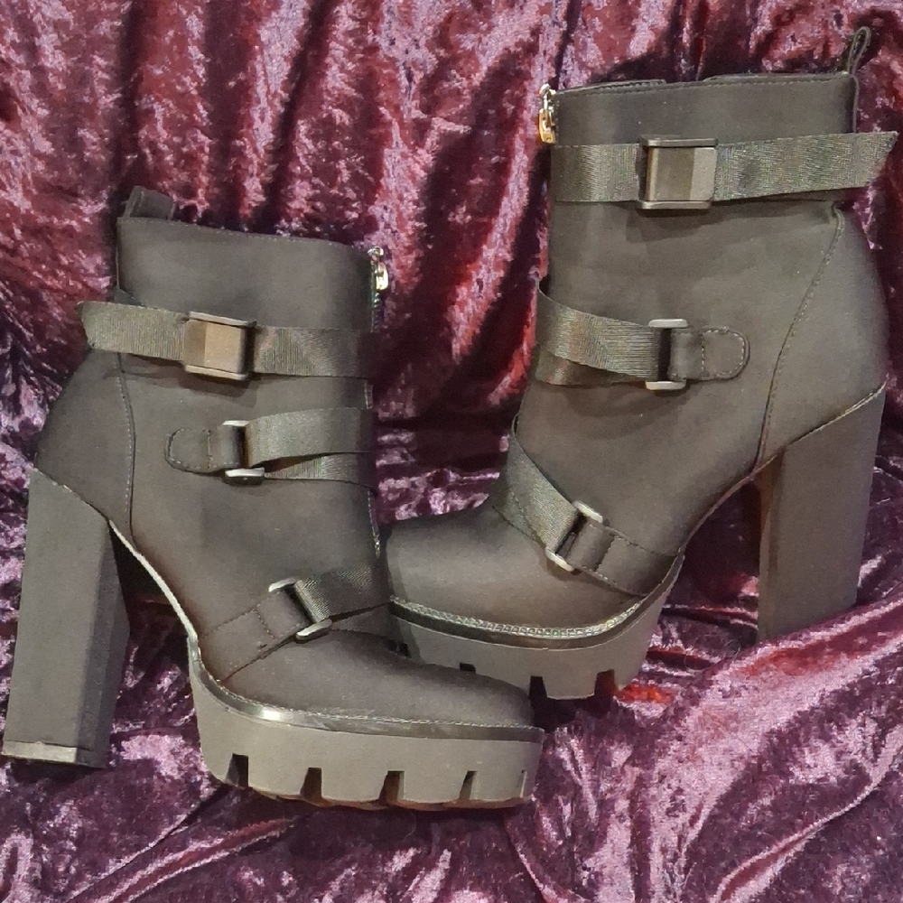 Elegant Black Heeled Boots for a Sophisticated Look